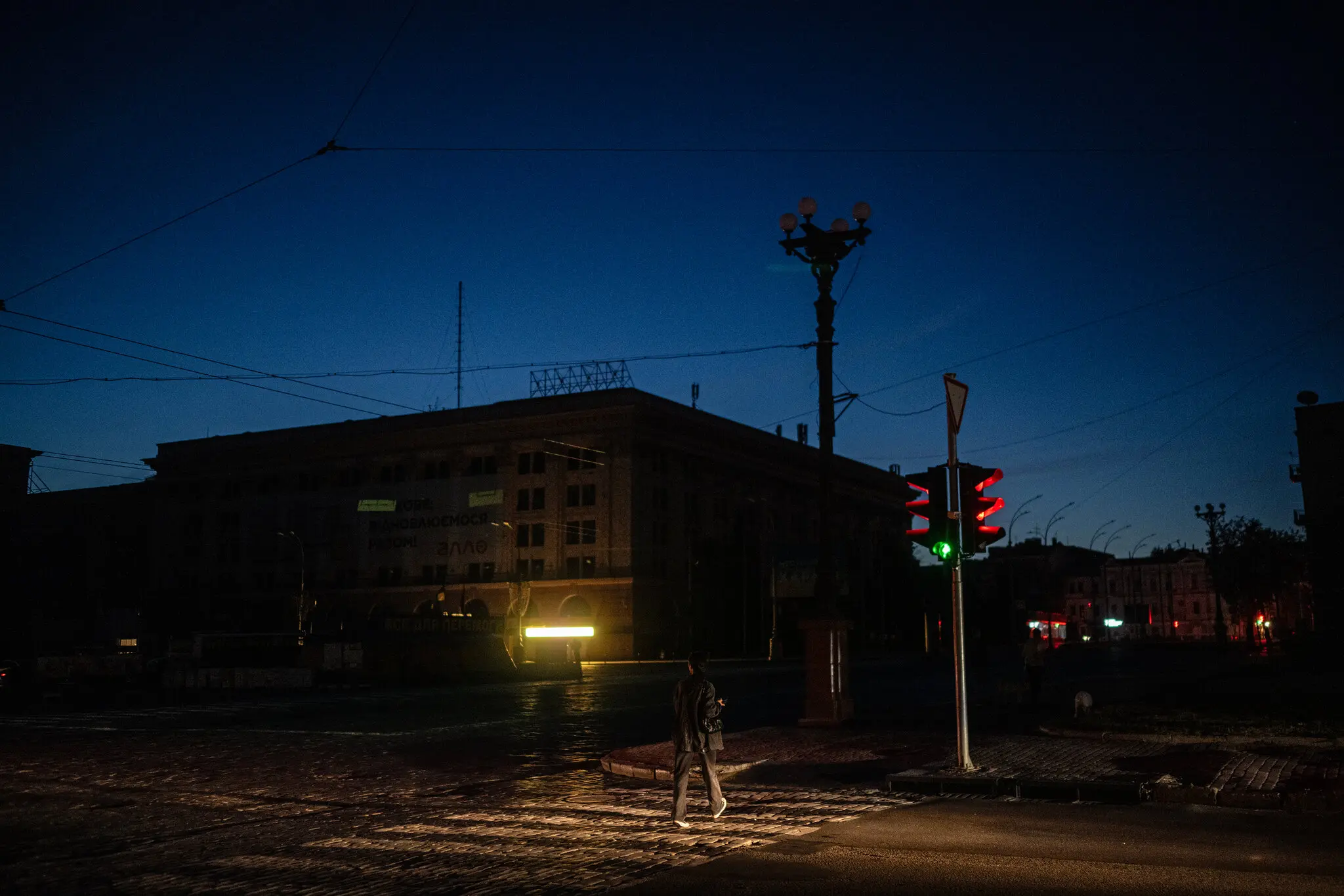 Вулиці Харкова в четвер лежали в темряві після серії ударів Росії по енергомережі України.